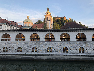 卢布尔雅尼察河及卢布尔雅那大教堂和城堡图片