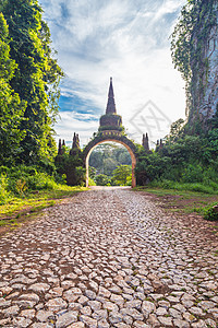 泰国苏拉特萨尼公园庙门佛教徒宗教岩石建筑旅行历史地标森林文化宝塔图片
