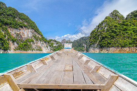 在或Khao Sok国家公园的湖上有山脉的泰国传统长尾拖船森林蓝色丛林旅行冒险国家风景场景娱乐旅游图片