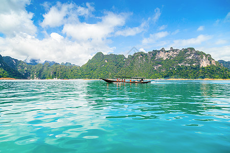 泰国或Khao Sok国家公园湖上山丘的泰国传统长尾拖船吸引力热带娱乐风景场景天空假期巡航公园国家图片
