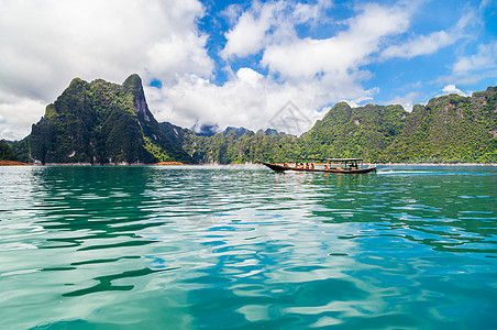 泰国或Khao Sok国家公园湖上山丘的泰国传统长尾拖船天空风景蓝色吸引力旅游闲暇巡航丛林娱乐冒险图片