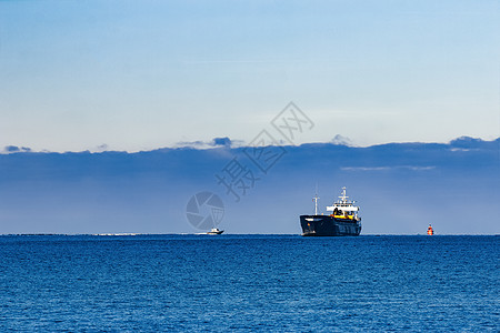 载有长距离挖掘机的黑货船航行商业蓝色黄色海洋出口钢包货运血管货物图片