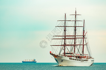 3艘旗帆帆船运动游艇历史古董海盗旅行巡航桅杆帆船赛运输图片