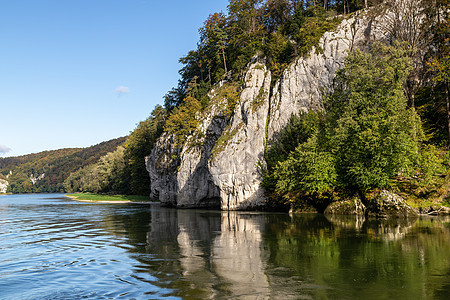 在Kelheim附近多瑙河谷的多瑙河流域突破石灰石植物行政区岩石悬崖旅游河床树叶下巴石灰岩图片