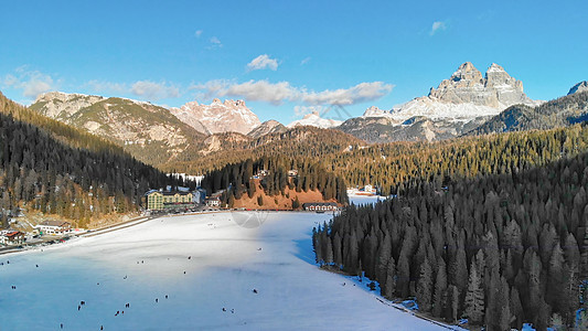 冬季意大利多洛米特人 米苏里纳的空中景象森林风景顶峰远足高山池塘蓝色天空假期旅行图片