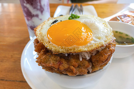 金子炒饭 炸鸡蛋和猪肉 韩国菜的风格辣椒盘子烹饪午餐胡椒餐厅蔬菜美食食物图片