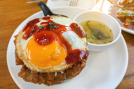 金子炒饭 炸鸡蛋和猪肉 韩国菜的风格食物蔬菜美食餐厅午餐辣椒胡椒烹饪盘子图片