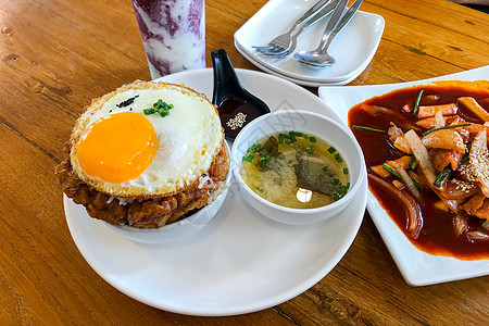 金子炒饭 炸鸡蛋和猪肉 韩国菜的风格胡椒辣椒美食蔬菜烹饪食物盘子午餐餐厅图片