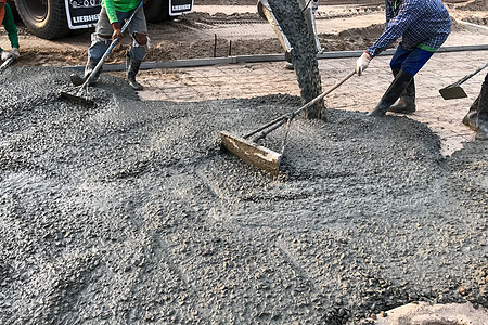 现场加固混凝土地板的工人水泥承包商液体建造就业钢筋地面基础设施建筑学碎石图片