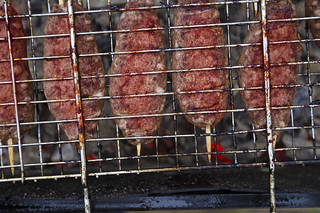 铁丝架上的肉盘 露拉烤肉串香肠图片