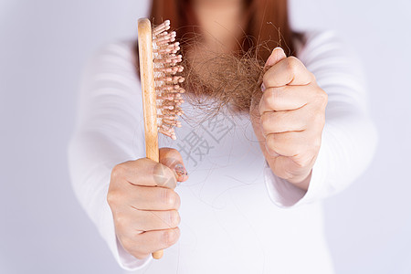 毛发掉落问题 紧身手握梳子和理发问题 保健医疗或日常生活概念女士成人无毛秃头恢复者癌症治疗刷子卫生疾病图片