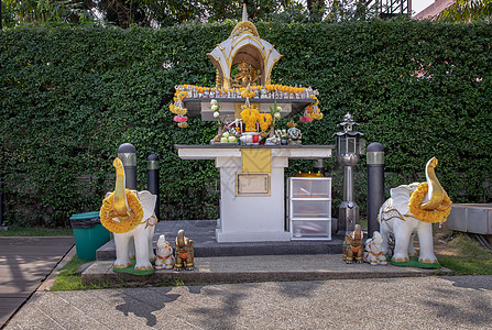 是一座圣殿 其中建有Phra Phrom四对立神的雕像艺术房子雕塑雕刻品信仰玩具传统情调上帝民间图片