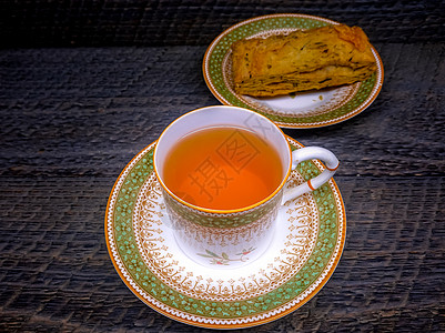 古董热茶杯的复古图片中的热茶和木质背景茶托中的面包店制品糕点摄影家庭文化木头液体盘子饮料小吃图片