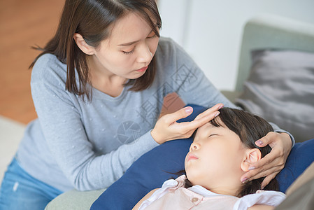 亚洲母亲照顾在家里发烧和生病的孩子 她的母亲要照顾孩子温度计疼痛女士育儿女儿温度儿科病人疾病药品图片