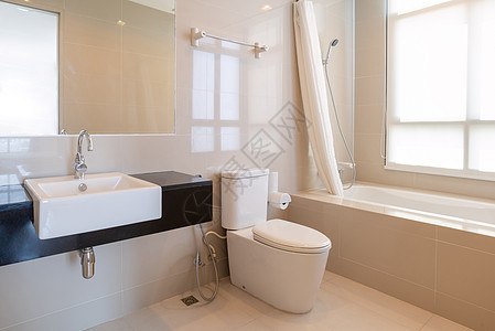 现代设计有淋浴和厕所的家用洗手间内部制品镜子龙头酒店反射奢华房子潮红房间地面图片