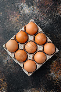 鸡蛋箱里生鸡蛋 在古老的黑暗生锈背景下 顶层视野平坦图片
