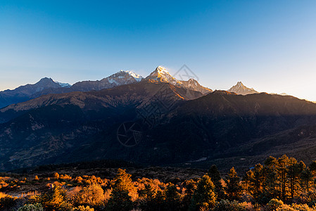 山水墨喜马拉雅山脉在尼泊尔Poon山景点的自然景观吸引力蓝色首脑地标假期全景旅行天空高度辉光背景