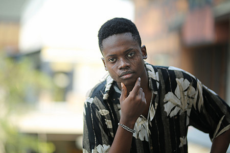 一位自信的非洲青年男子的肖像工作室学生发型黑色爆炸冒充男性男人成人手势图片