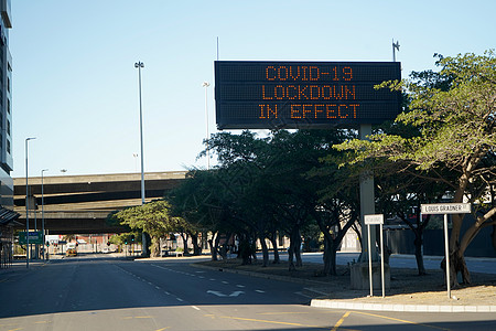 2020年4月2日南非开普敦 Covid19禁闭期间开普敦市的空街道城市道路孤独封锁汽车交通图片
