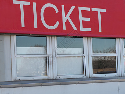 红色大标志下特写的票箱办公室窗户票价录取隔离音乐会机构经济衰退会场娱乐支付售票处图片