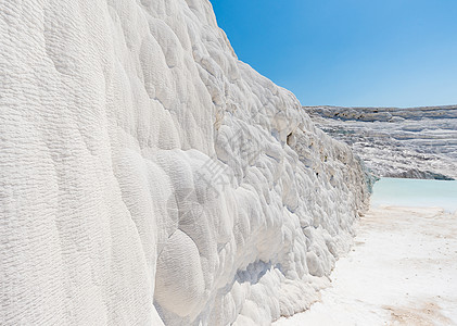 土耳其 Pamukkale 的天然石灰华池和梯田 Pamukkale 在土耳其土耳其语中意为棉花城堡观光石灰华石灰石洗澡矿物碳酸图片