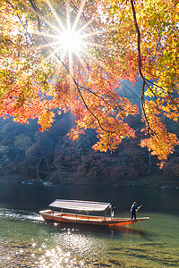日本京都沿河秋季岚山的美丽自然景观 岚山是日本京都的旅游胜地之一图片