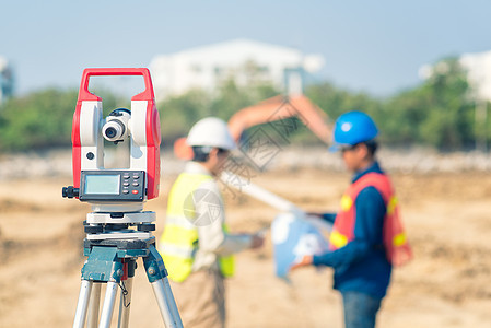 亚洲建筑工程师检查新基础设施项目的施工图图片