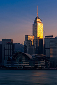 香港市中心从香港九龙一侧欣赏香港天际线的著名城市景观商业场景日落灯泡地标电影顶峰建筑学码头摩天大楼图片