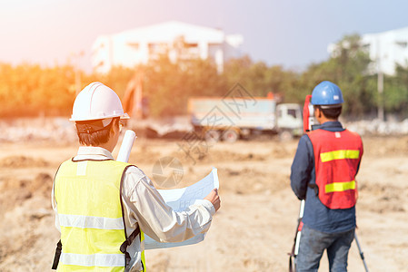 建筑工程师与工头一起检查新基础设施建设项目的施工现场财产蓝图工人头盔工程建筑师测量土地职场办公室图片