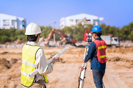 建筑工程师与工头一起检查新基础设施建设项目的施工现场领班建筑学工程办公室建筑师蓝图力量安全建造团队图片