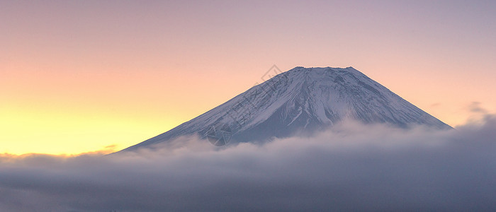 日本冬季日出时 富士山的美丽自然景观景色全景如影照图片