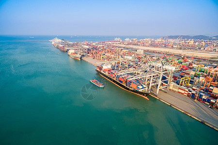 大型集装箱运输船在货运场主要运输货物集装箱运输 全球商业航运 物流 进出口行业的照片概念经济机器价值链基础设施技术制造业码头贸易图片