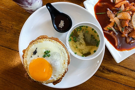 金子炒饭 炸鸡蛋和猪肉 韩国菜的风格餐厅蔬菜辣椒食物烹饪盘子美食午餐胡椒图片