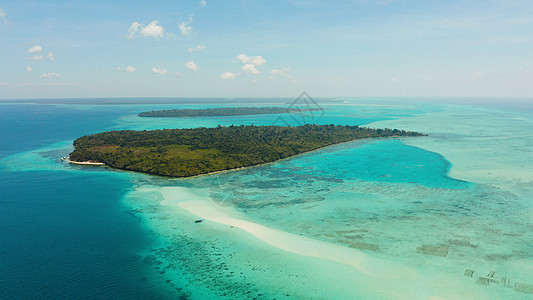 桑迪海滩在环礁湖 有绿石水 在菲律宾巴拉巴克 帕拉万海湾游客旅游风景蓝色鸟瞰图景观假期海岸线旅行图片