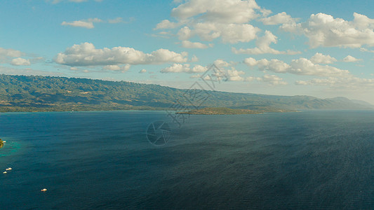 菲律宾宿务 海景 岛和天空有云支撑海滩风景植物棕榈墨宝海岸线旅行树林丛林图片