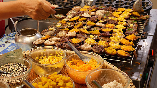 东方异国甜食甜点 奇特的多彩传统餐具 配有街头食物的Bazar柜台 在烹饪首都Bangkok的晚间食品法院 夜市饼干情调饮食甜点胖的高清图片素材