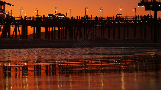 加州夏季海滩美学 金色日落 太平洋海浪上的生动天空 圣莫尼卡流行的度假胜地 美国加利福尼亚州洛杉矶 著名码头反对洛杉矶大气喜怒无图片