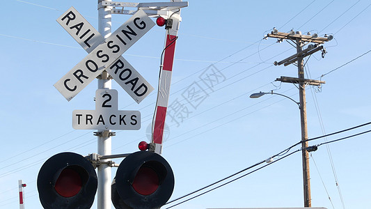 美国的平交道口警告信号 加利福尼亚州铁路路口的 Crossbuck 通知和红色交通灯 铁路运输安全标志 关于危险和火车轨道的警告图片