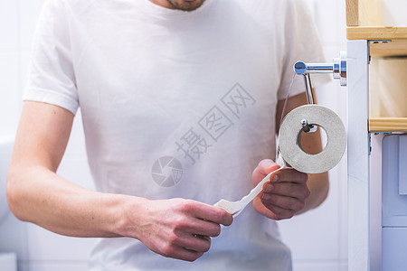 厕所概念 男性手拉卫生纸 关上排便倾销腹泻家庭粪便民众清洁度组织房间洗漱图片