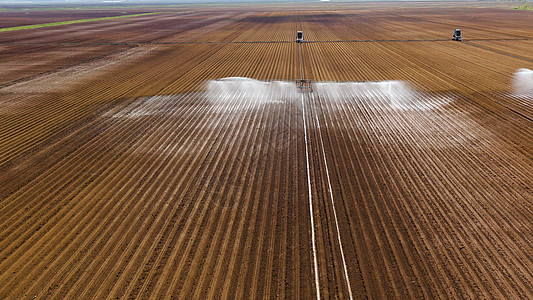 农田灌溉系统沙拉喷雾器管道农场工业乡村鸟瞰图生长技术洒水器图片