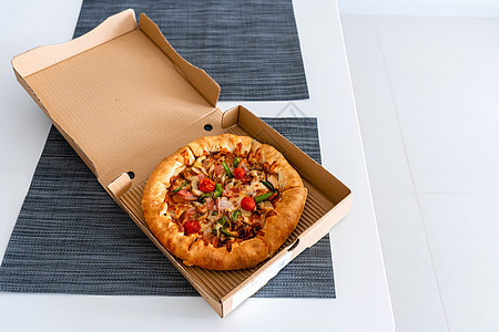 个人比萨饼 盒装小披萨 送食物菜单桌子服务圆圈餐厅美食木板蔬菜工作小吃图片