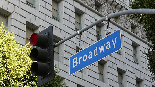 美国柱子上的百老汇街道名称 odonym 标志和红绿灯 在市中心的道路交叉口 城市中央商务区的十字路口 带有主要大道标题的铭牌横图片