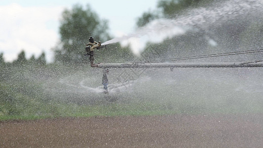 农田灌溉系统技术场地绿色机器沙拉农业生长植物农场洒水器图片
