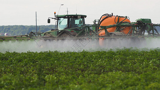 拖拉机在喷洒化肥田农药农民农业植物肥料机器喷雾器场地喷涂图片