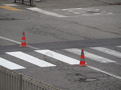 使用交通锥体的公路工程工地绘画斑马穿越道路信号街道沥青建筑斑马线图片