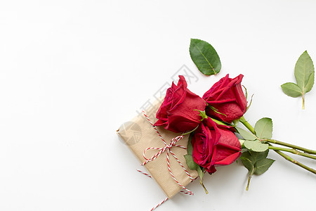 白色背景上红玫瑰的礼物和花束组成 情人节快乐 顶视图 复制空格图片