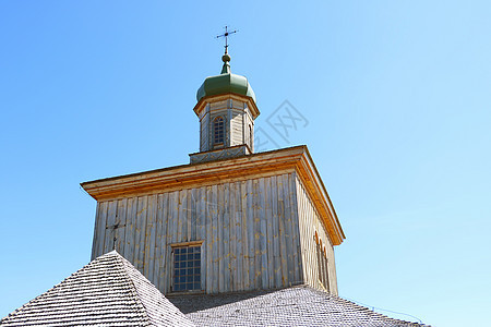 在蓝天对面的木制教堂穹顶上图片