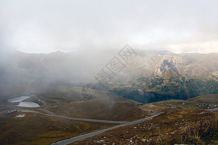 阿尔卑斯山脉的美丽景色 在山上一片雾中秋天清晨高处背景图片