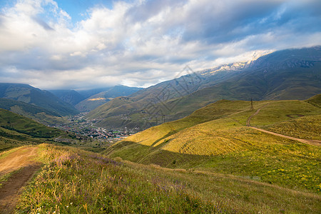 高加索绿色山地的风景北高加索草地太阳岩石蓝色生态爬坡天空旅游日出阳光图片