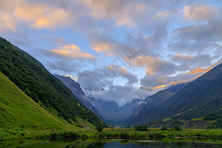 美丽的山地风景 在山谷的黎明与湖山脉旅行阳光爬坡旅游太阳天空高地日出岩石图片